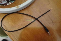 找上面两条线，第一条充电时亮红灯，充满电