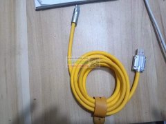 求购以上苹果数据线，有现货的老板，请联系