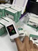 急购如图血氧仪50000台，有现货的速来对接！